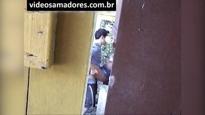 Voyeur films ob niam txiv hluas fucking txog thaum nws pom cov duab video